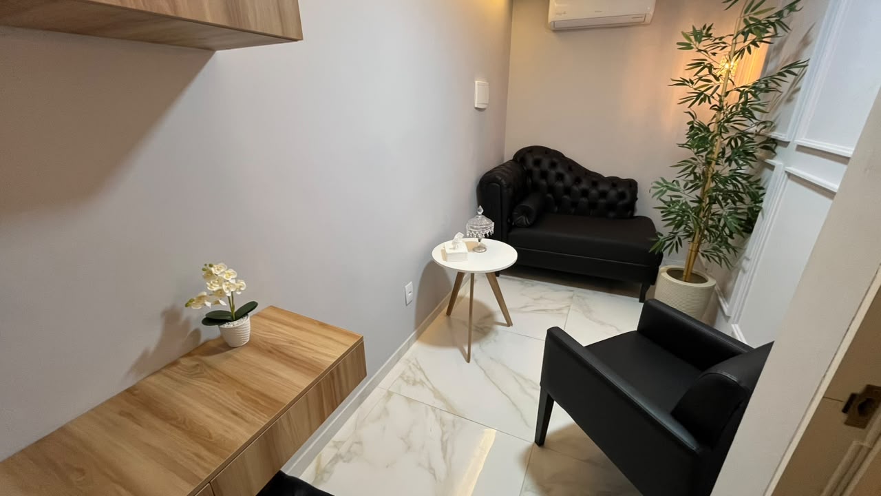 Sala Diamante – ambiente mobiliado com sofá chesterfield e poltrona