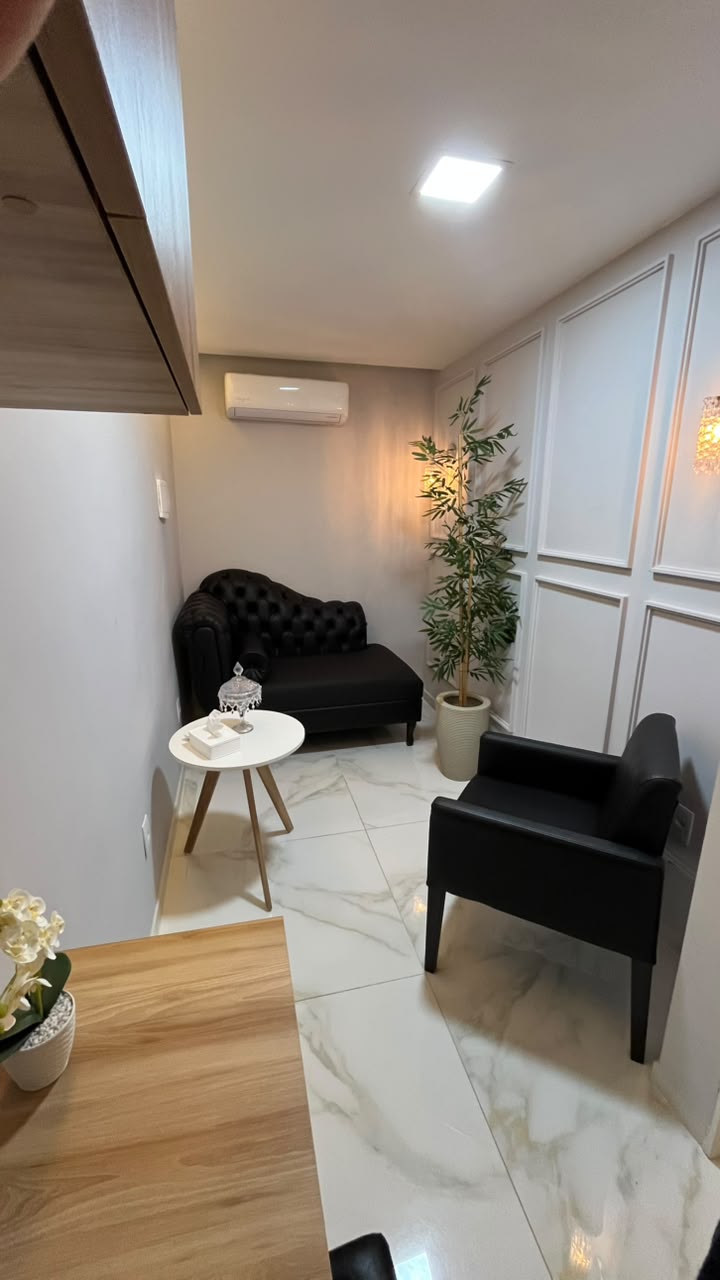Sala Diamante – vista ampla do ambiente com mesa de apoio e decoração