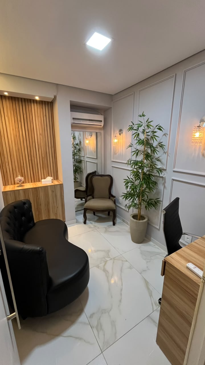 Sala Turmalina – vista ampla do ambiente com espelho e iluminação aconchegante